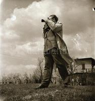 Fényképező emberek, 5 db fotónegatív, 6x6 cm