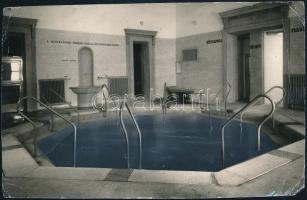 1956 Bp., Az erzsébeti jódos-sós gyógyfürdő új medencéje, hátoldalon feliratozott fotó, felületén törésnyomokkal, 11x17 cm