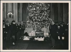 cca 1930 Hegedüs Lóránt üdvözli Horthy Miklósnét a TÉBE karácsonyi ünnepségén a Tőzsdepalotában, a Magyar Film Iroda felvétele, hátulján feliratozva, pecséttel jelzett, 13×18 cm