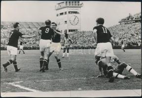 1954 Az Aranycsapat mérkőzése Brazília ellen, fotó, hátulján feliratozva, 12,5×18 cm