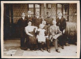 cca 1900 Kis társaság (család?) fotója, kartonra ragasztva, 12x16 cm