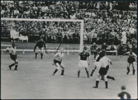 1954 Az Aranycsapat mérkőzése Uruguay ellen, fotó, hátulján feliratozva, 13×18 cm