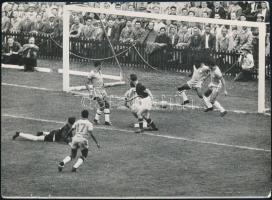 1954 Az Aranycsapat mérkőzése Brazília ellen, fotó, hátulján feliratozva, 13×18 cm