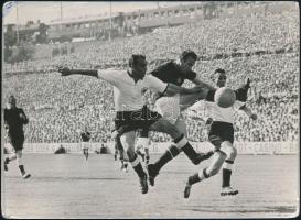 1954 Az Aranycsapat mérkőzése az NSZK ellen, fotó, hátulján feliratozva, 13×18 cm