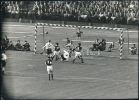 1954 Az Aranycsapat mérkőzése Anglia ellen, fotó, hátulján feliratozva, 13×18 cm