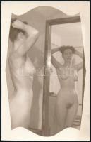 cca 1940 Tükör előtt, erotikus fotó, 14×9 cm