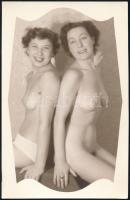 cca 1940 Két hölgy, erotikus fotó, 14×9 cm