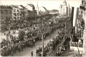 1940 Marosvásárhely, Targu Mures; bevonulás, emberek a házak tetején, Splendid és Hungária szállók, Kertész Rezső, Révész Béla, Fekete Mihály üzlete. eredeti fotó! / entry of the Hungarian troops, shops and hotels, people on the roofs. Original photo! So. Stpl