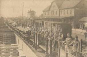 Ungvár, Uzhorod, Uzshorod; építő anyagot szállító osztrák-magyar katonák vonatszerelvényen a vasútállomáson / WWI K.u.k. soldiers transporting building material on train at the railway station. photo