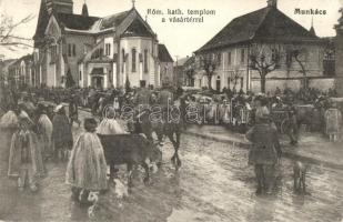 Munkács, Mukacheve, Mukacevo; Vásár tér piaci árusokkal, római katolikus templom / market square with vendors, church (EK)