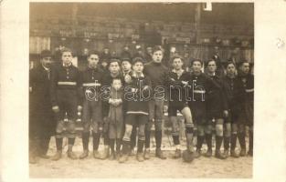 1925 FTC Üllői úti pálya, az FTC ifjúsági (ifi) labdarúgói az A ülőhely falelátója előtt / Hungarian Youth football team, photo (lyuk / pinhole)