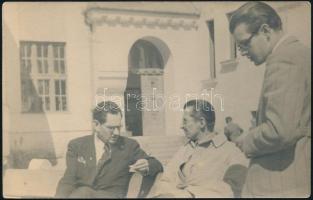 Az ungvári Kárpáti Híradó szerkesztőségébe küldött, a szerkesztőség munkatársai által aláírt fotólap...