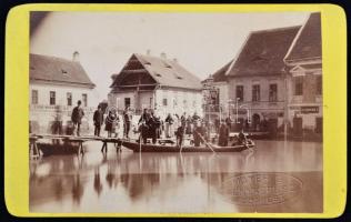 1867 Budapest, Tabán (Rácváros) főtér a februári árvíz idején, Mayer György fényképész felvétele, kartonra kasírozva, hátoldalán feliratozva, 6,5x10 cm / 1867 Budapest, Tabán main square, flood, 6,5x10 cm