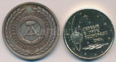 NDK DN Engels portréját ábrázoló fém emlékérem (50mm) + Szovjetunió DN Gagarin portréját ábrázoló em...