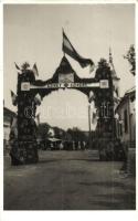 1941 Apatin, bevonulás, díszkapu Szívet szívért felirattal / entry of the Hungarian troops, decorated gate. photo (fa)