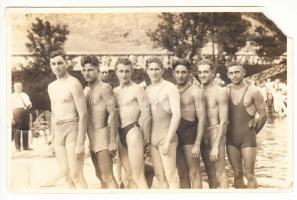 cca 1928 A magyar vízilabda B válogatott csapata, fotólap, hátoldalon nevekkel, egyik sarka hiányos, 9x14 cm