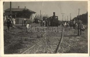 1934 Ismeretlen település, Vonatbaleset, kisiklott vonat, photo (fa)