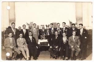 1928 A Főiskolai Európa Bajnokság aranyérmes sportolói (köztük Tajthy.vívás), Schäffer pecséttel jelzett fotója, feliratozva, lyukasztott, 8,5x13,5 cm