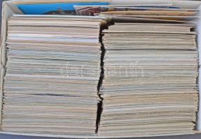 Kb. 800 db MODERN magyar és külföldi városképes lap pár egyéb lappal dobozban / CCa. 800 modern Hung...