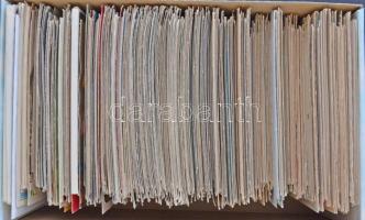 Kb. 650 db MODERN magyar és külföldi városképes lap és üdvözlőlapok / Cca. 650 modern Hungarian and ...