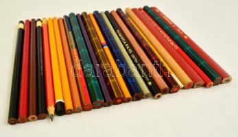 24 db különféle retró ceruza, egy kivételével hegyezetlenek, köztük ácsceruza is