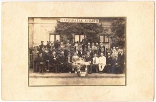 cca 1920-1930 Sárospatak, Átrakó vasútállomás, jubileumi ünnepség, a teljes személyzet csoportképe, kartonra kasírozott fotó, 11x16 cm