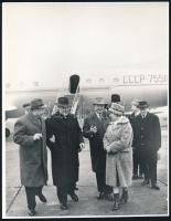 Kádár Jánosról - különböző helyszíneken és időpontokban - készített 8 db vintage fotó, négy felirato...