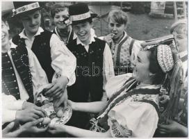 cca 1975 Öt tojásos fénykép tétel, 5 db vintage fotó, 9x14 cm és 18x24 cm között