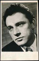 Sir Richard Burton (1925-1984) Golden Globe- és BAFTA-díjas walesi színész, rendező és producer saját kezű aláírása egy a művészt ábrázoló fotón / Signature of Richard Burton, (1925-1984) Welsh stage and cinema actor