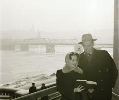 cca 1955 Budapest, Kossuth híd, 2 db szabadon felhasználható vintage negatív + 1 db panoráma képeslap (sok hibával), 10,5x22,5 cm