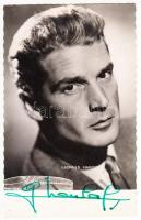 Georges Marchal (1920-1997) francia színész aláírása az őt ábrázoló fotólapon, 14x9 cm / Autograph signature of Georges Marchal French actor, 14x9 cm