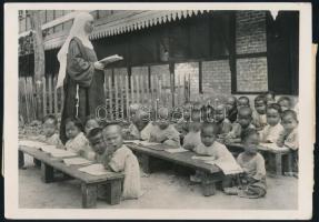 cca 1937 Mandalay, Burma, 2 db vintage sajtófotó, idegen nyelven feliratozva, 13x18 cm / Mandalay, Burma / Myanmar, 2 vintage press photo, 13x18 cm