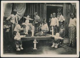 cca 1937 Mandalay, Burma, 2 db vintage sajtófotó, idegen nyelven feliratozva, 13x18 cm / Mandalay, B...