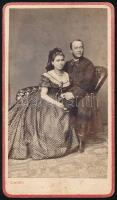 cca 1859 Simonyi pesti műtermében készült, vizitkártya méretű fénykép, ritkán felbukkanó piros kerettel, 10,5x6 cm