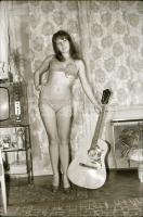 cca 1974 Gitárórára érkezett, szolidan erotikus felvételek, 35 db vintage negatív, 24x36 mm