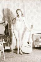 cca 1974 Gitárórára érkezett, szolidan erotikus felvételek, 35 db vintage negatív, 24x36 mm