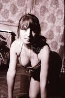 cca 1974 Gitárórára érkezett, szolidan erotikus felvételek, 35 db vintage negatív, 24x36 mm