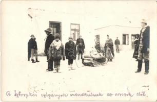 Sztropkó, Stropkov; a sztropkói cigányok menekülnek az oroszok elől / gypsies flee from the Russians. photo (szakadás / tear)