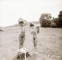 cca 1977 Csinosak és szépek, szolidan erotikus felvételek, 13 db vintage negatív, 6x6 cm