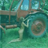 A traktorosnő legkedvesebb társa, szolidan erotikus felvételek, 4 db vintage negatív, 6x6 cm