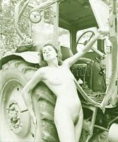 A traktorosnő legkedvesebb társa, szolidan erotikus felvételek, 4 db vintage negatív, 6x6 cm