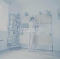 cca 1979 Bugyi nélküli inkongnitó, szolidan erotikus felvételek, 9 db vintage negatív, 6x6 cm