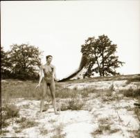 cca 1976 Fátyol tánc, szolidan erotikus felvételek, 11 db vintage negatív, 6x6 cm