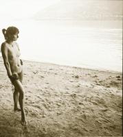 cca 1978 Vízparti játékok, 12 db vintage negatív, szolidan erotikus felvételek, 6x6 cm