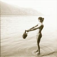 cca 1978 Vízparti játékok, 12 db vintage negatív, szolidan erotikus felvételek, 6x6 cm