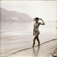 cca 1978 Vízparti játékok, 12 db vintage negatív, szolidan erotikus felvételek, 6x6 cm