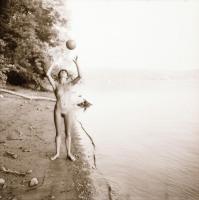 cca 1978 Vízparti játékok, 12 db vintage negatív, szolidan erotikus felvételek, 6x6 cm