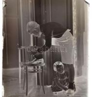 cca 1947 Fekete György (1904-1990) budapesti fényképész hagyatékából 44 db vintage üveglemez negatív vegyes témákról, 6x4,5 cm