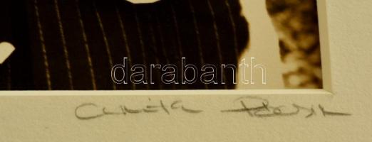 Pócsik Anita: Ölelés, aláírt fotó, paszpartuban, 19x13 cm