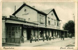 1930 Hegyeshalom, Vasútállomás, vasutasok, Dreher Baksör reklám + HEGYESHALOM-BUDAPEST 52 C vasúti mozgóposta bélyegző (r)